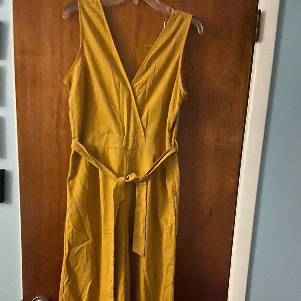 NWT Women’s Jumper - Size Large